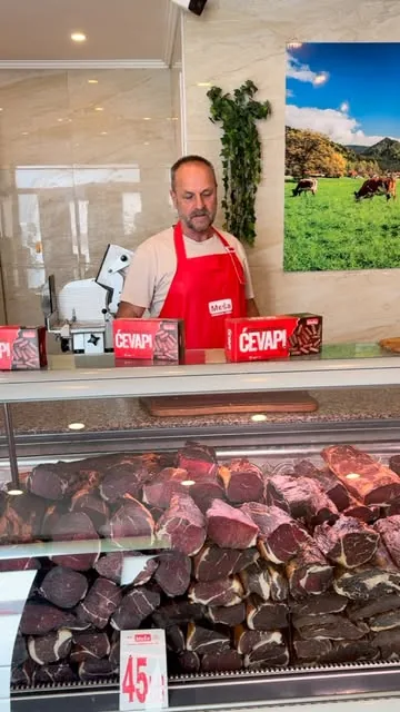 Vitrina sa svježim halal mesom